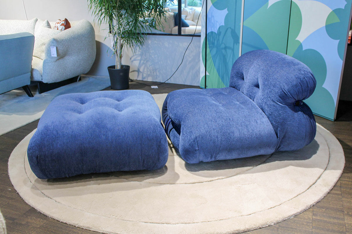 Cassina - Sessel Soriana 944 Stoff Luxor Blu Cina Blau mit Hocker - 3