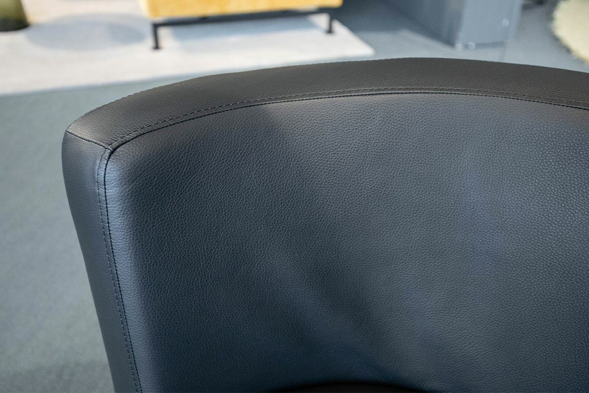 COR - Sessel Circo Leder Napoli Schwarz Gestell Chrom mit Hocker - 6