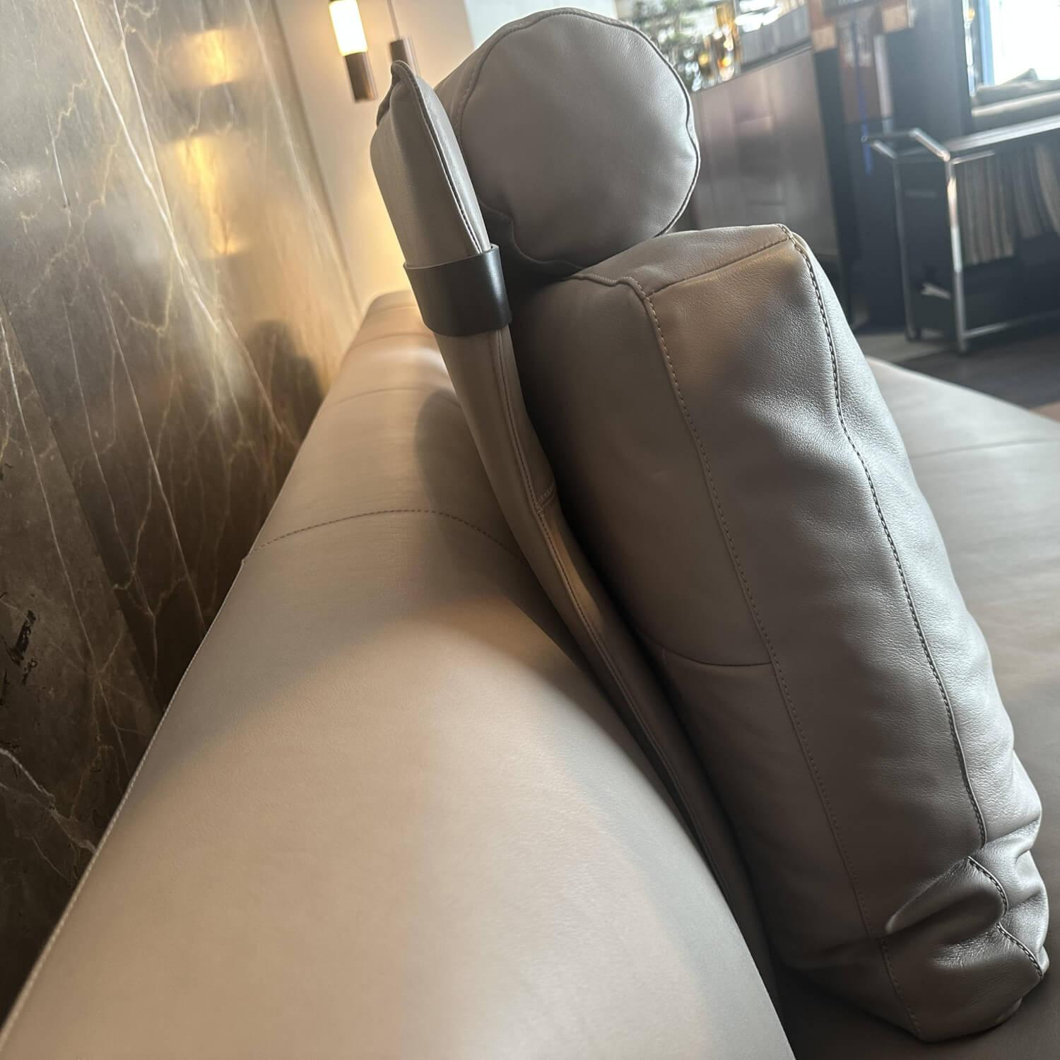 Walter Knoll - Sofa Tama Living Leder Elen Taupe 1406 Beige Gestell Eiche Geflammt Inklusive Kissen - 3