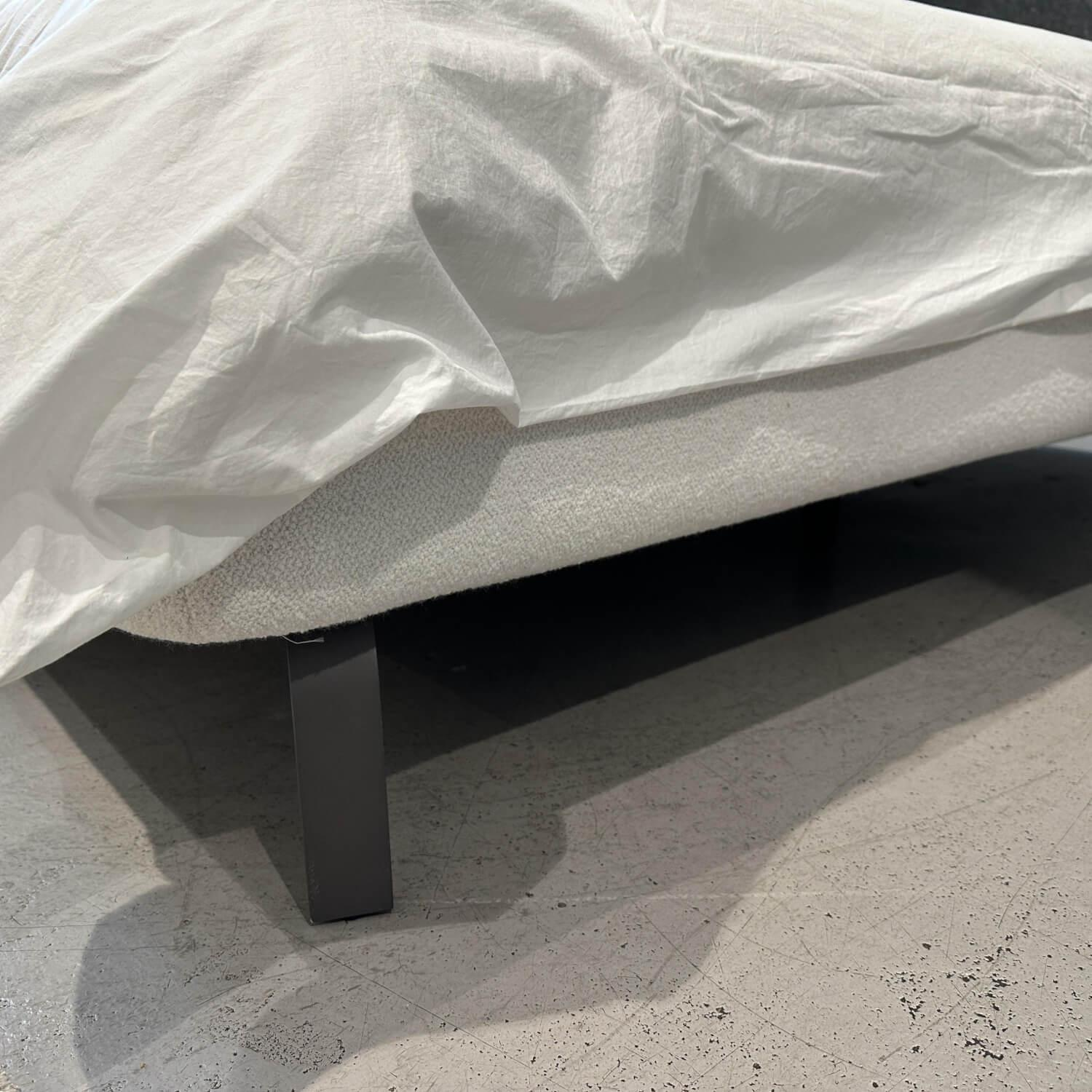 Ligne Roset - Bett Desdemone Stoff Capa Ecru Beige Gestell Stahl Anthrazit Mit Matratze Und Lattenrost - 5