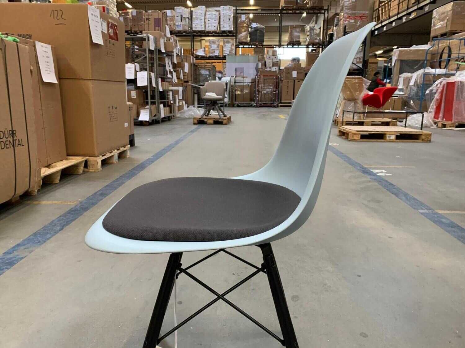 Stuhl DSW Eames Plastic Side Chair Dunkelgrau Eisgrau mit Sitzpolster