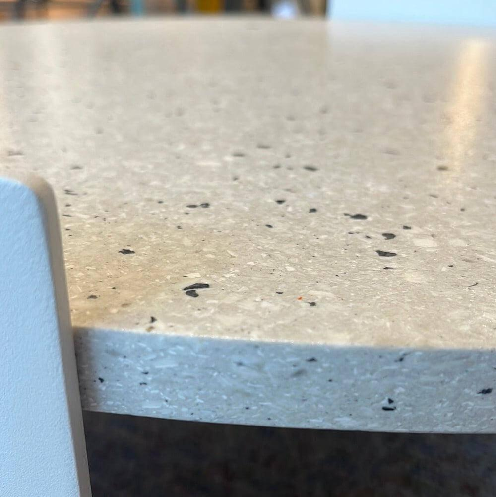 Cassina - Beistelltisch Bowy Klein Platte Recyceltes RFM Grau Weiß Gestell Aluminium Grau Lackiert Texturiert - 4