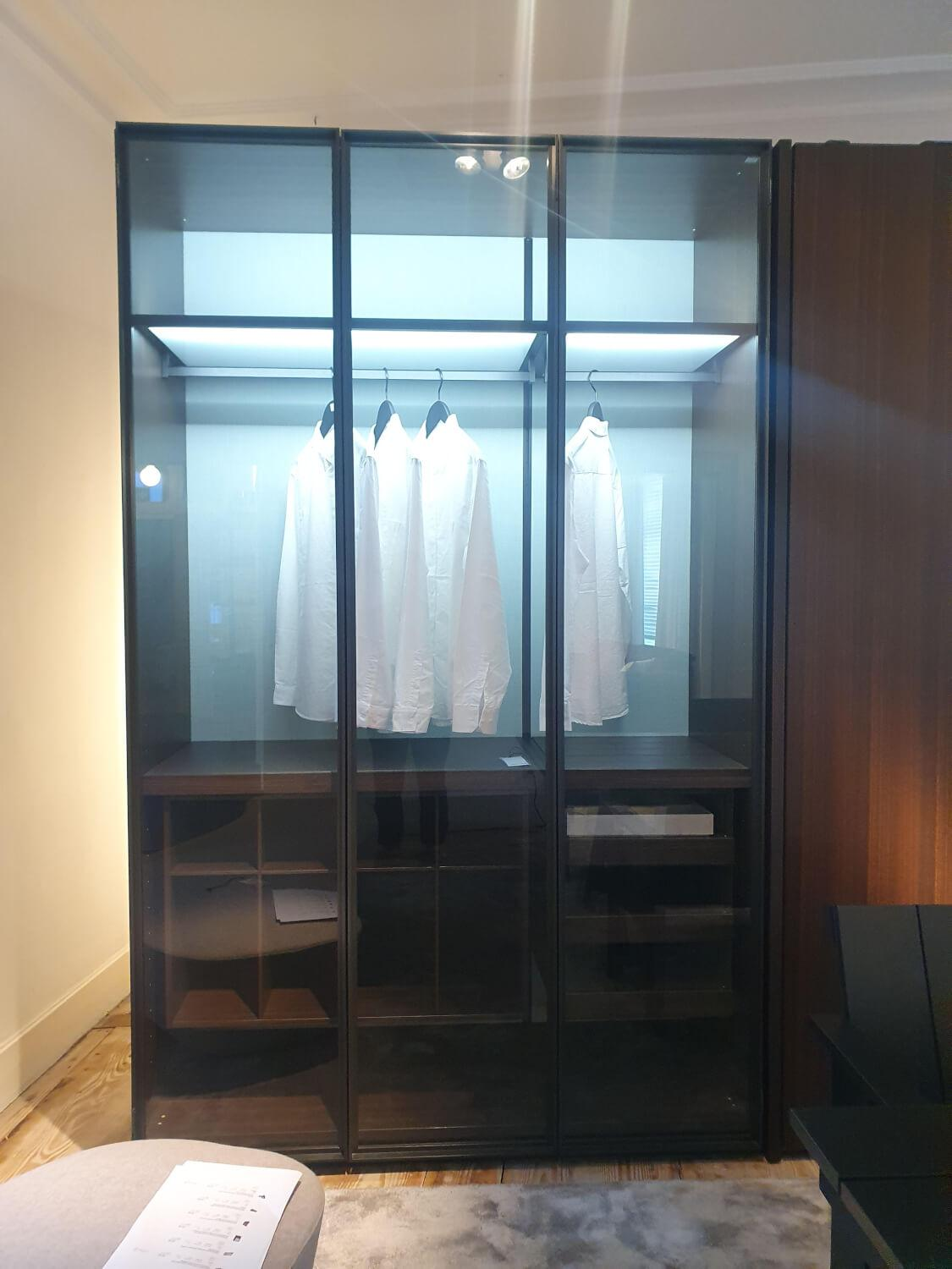 Porro - Schranksystem Storage Iron Front Glas Und Eucalyptus Furnier Korpus Melamin Eucalyptus - 6