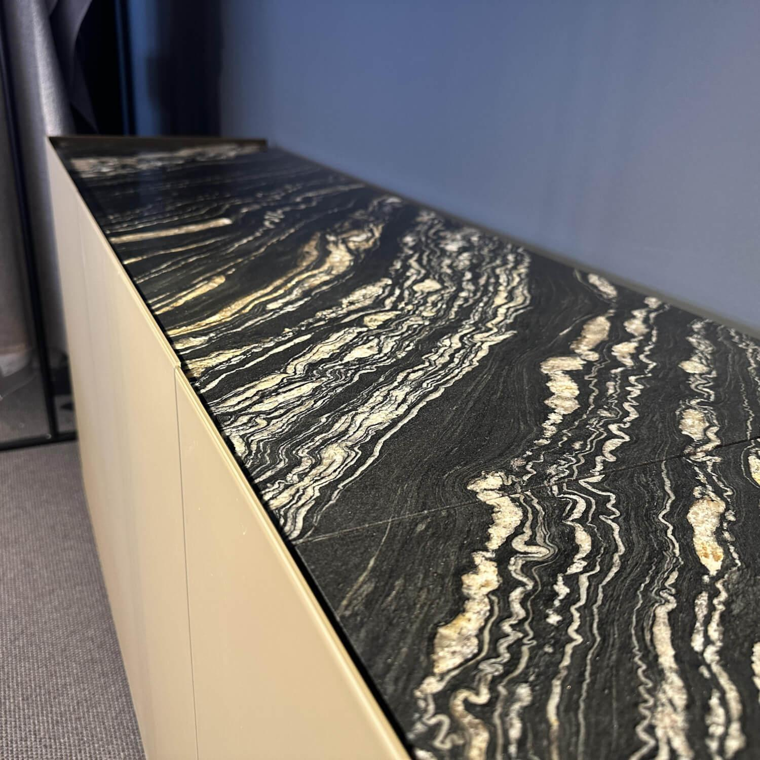 Interlübke - Sideboard Jorel T 39 Mattlack Optiwhite Kardamom Gelb Gold Abdeckplatte Stein Quarz Tropical Storm Schwarz Gold - 9