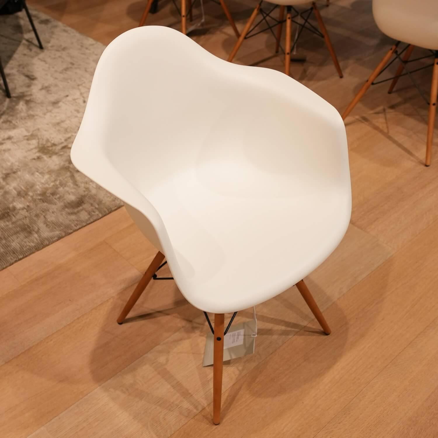 Vitra - 6er Set Stuhl Eames Plastic Armchair DAW Polypropylen Weiß Holzuntergestell Ahorn Gelblich Mit Verstrebungen - 5