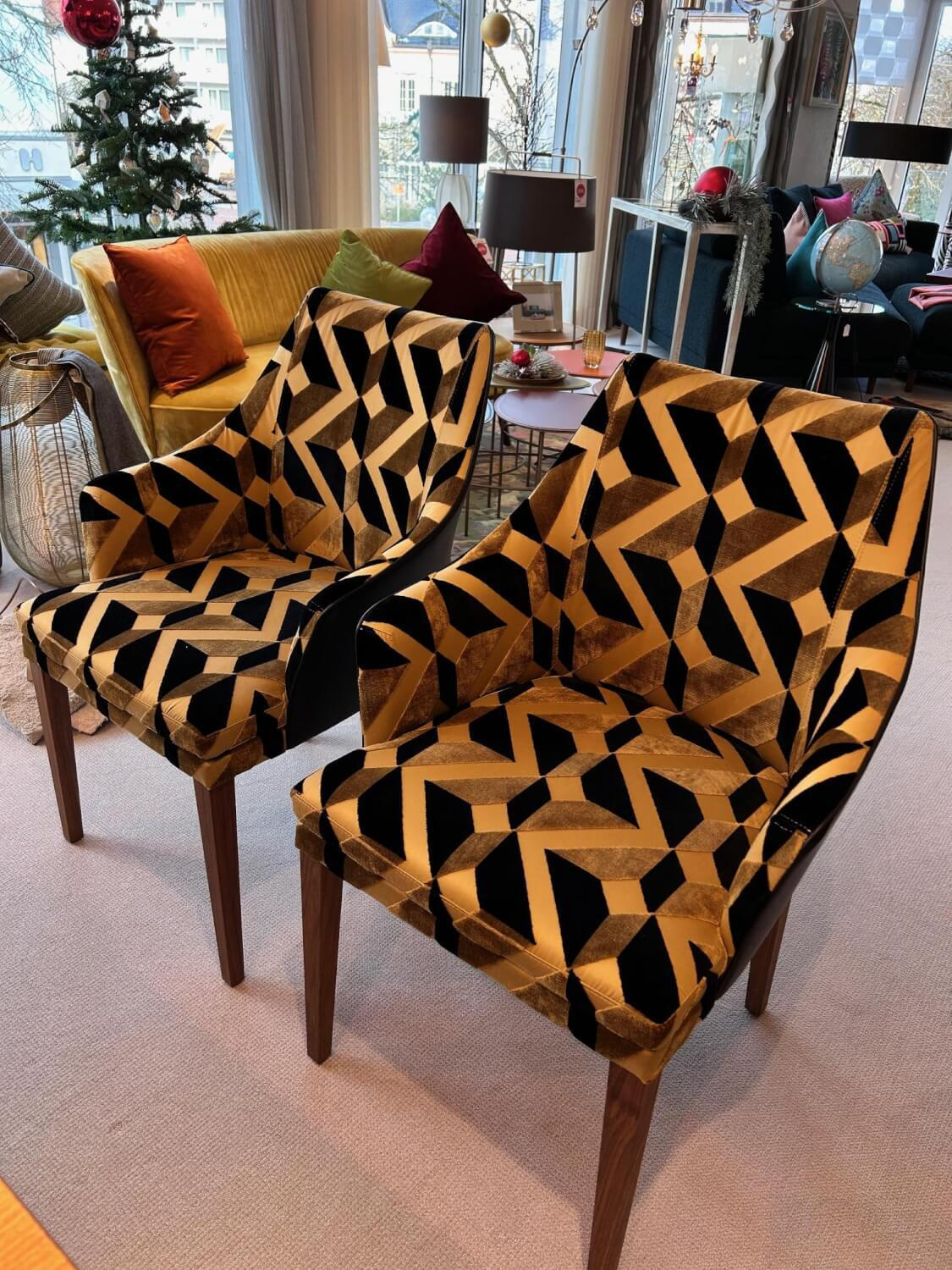 Bielefelder Werkstätten - 2er-Set Stuhl Saloni Stoff Jim Thompson Syncopation Topaz Schwarz Gold Rücken Leder Provonce Schwarz Fuß Nussbaum Geölt - 4