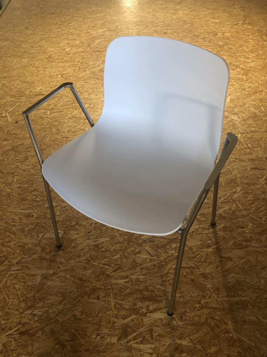 Stuhl AAC 18 mit Armlehne Schale Kunststoff Weiß Gestell Verchromt