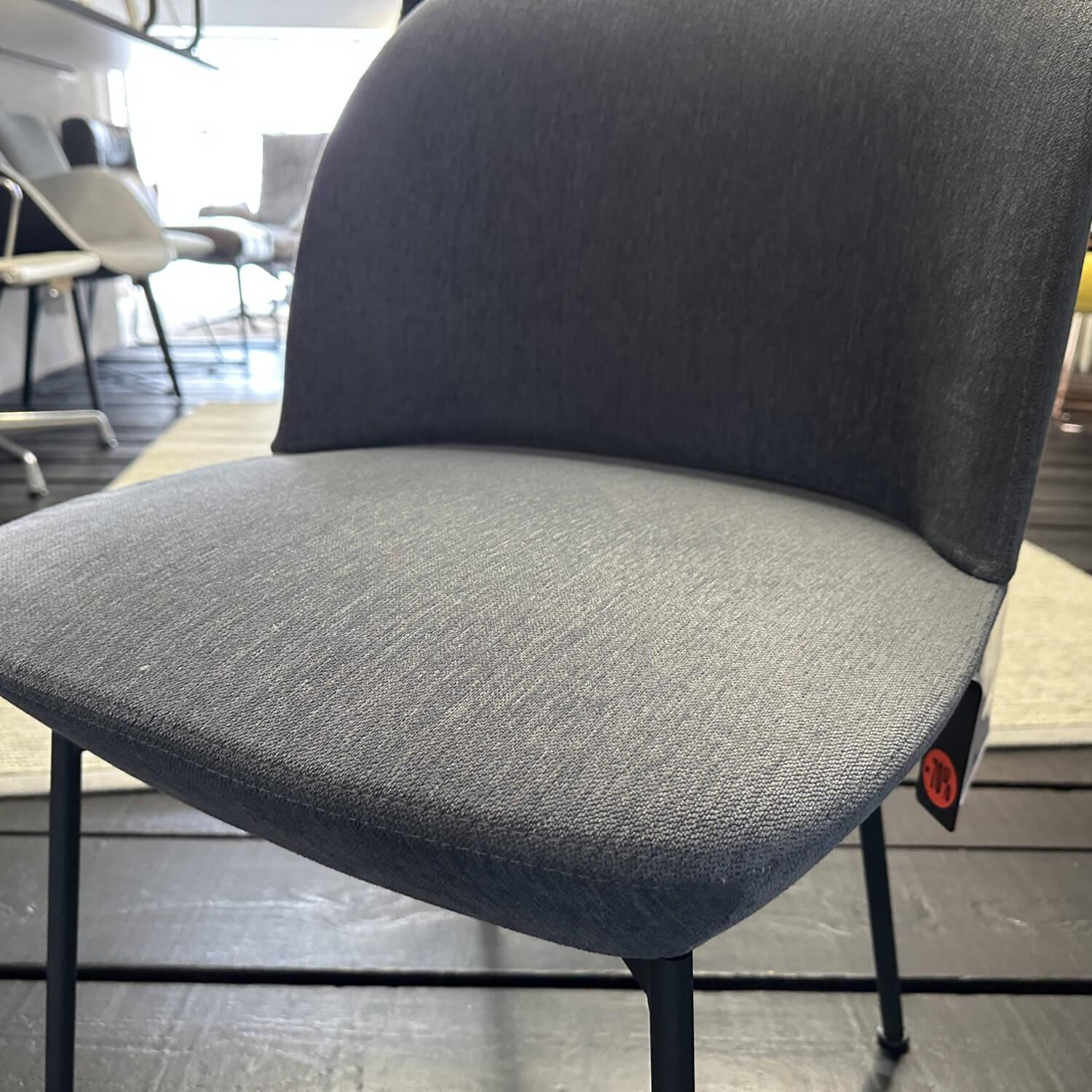 Muuto - Stuhl Oslo Side Chair Stoff Kvadrat Still Grau Gestell Metall Schwarz - 3