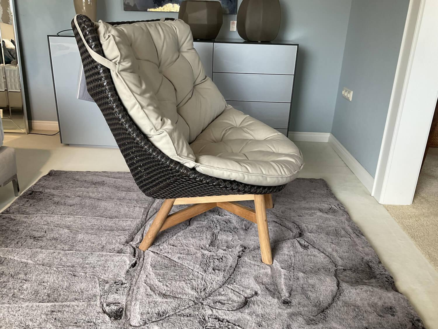 DEDON - Sessel Wing Chair Mbrace Stoff A 462 Cool Sage Grau Fasergeflecht Arabica Schwarz Braun Füße Teakholz - 5