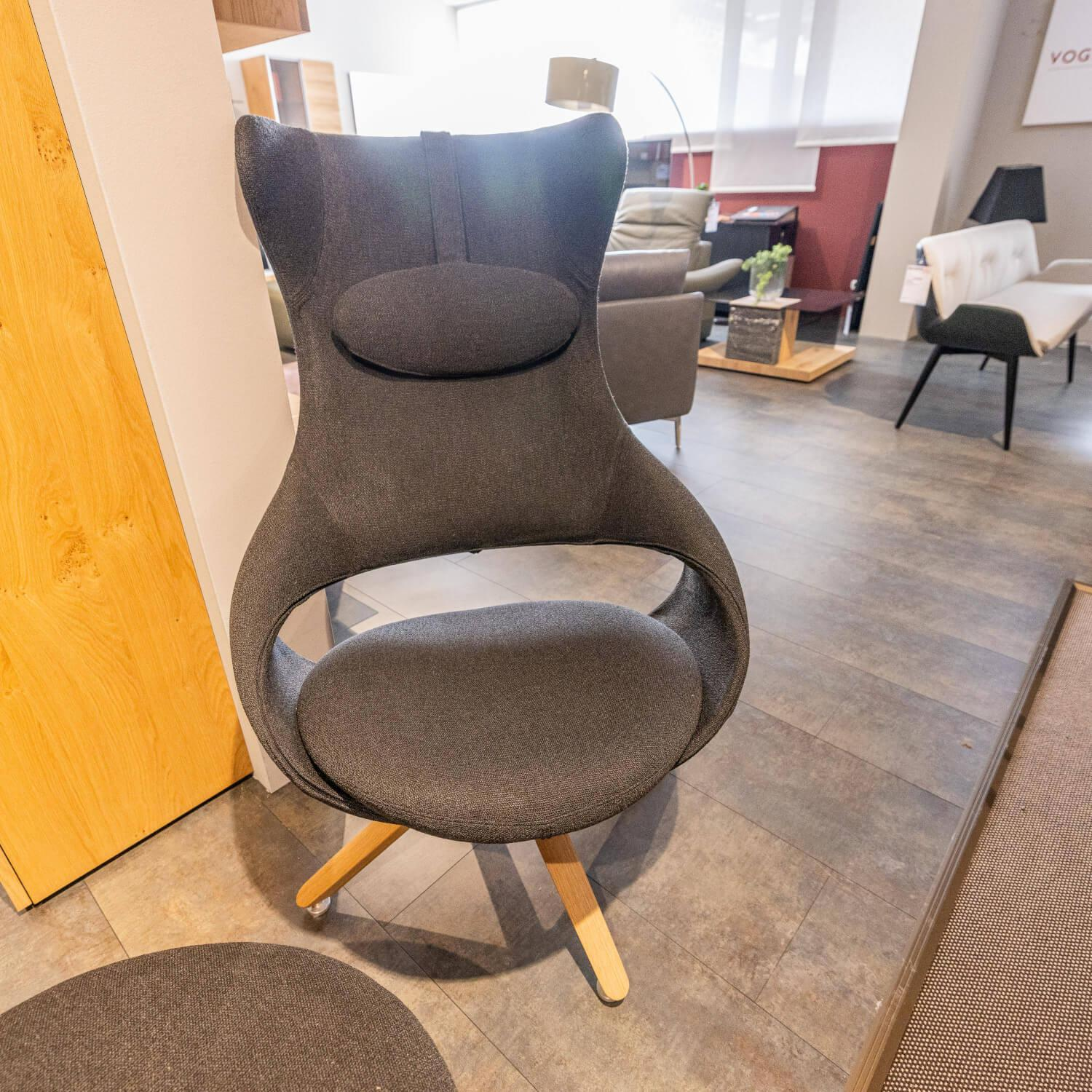 Voglauer - Ohrensessel V-Rock Living Bezug Stoff Curl Black CB Anthrazit Gestell Alteiche Rustiko Gebürstet Inklusive Hocker - 9