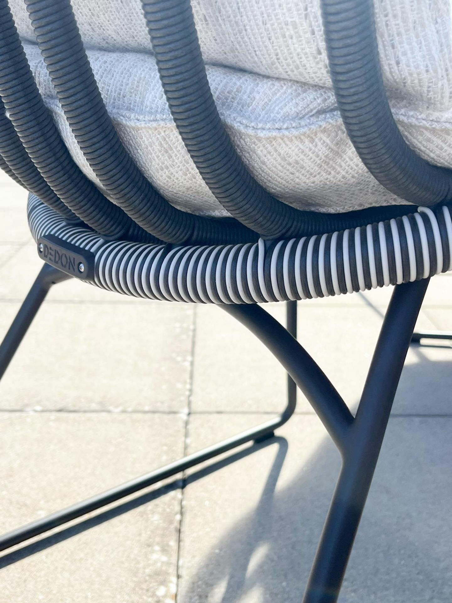 DEDON - Armlehnstuhl Kida CJD Geflecht Shade Touch Grau Weiß Kissen Stoff Caleo Breeze Grau Gestell Aluminium Black Pepper Schwarz Pulverbeschichtet - 3