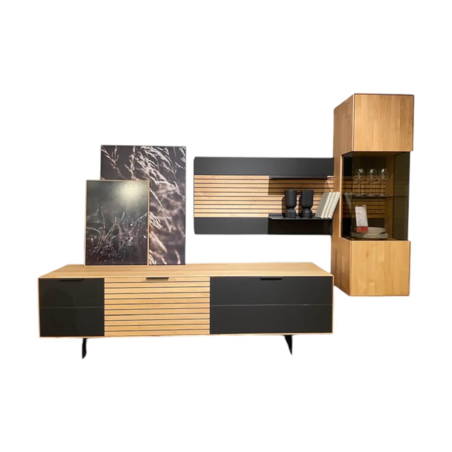 Wöstmann - Wohnwand WM 2320 Kanadische Erle Massiv Natur Front Mattglas Schwarz Mit LED Beleuchtung - 1