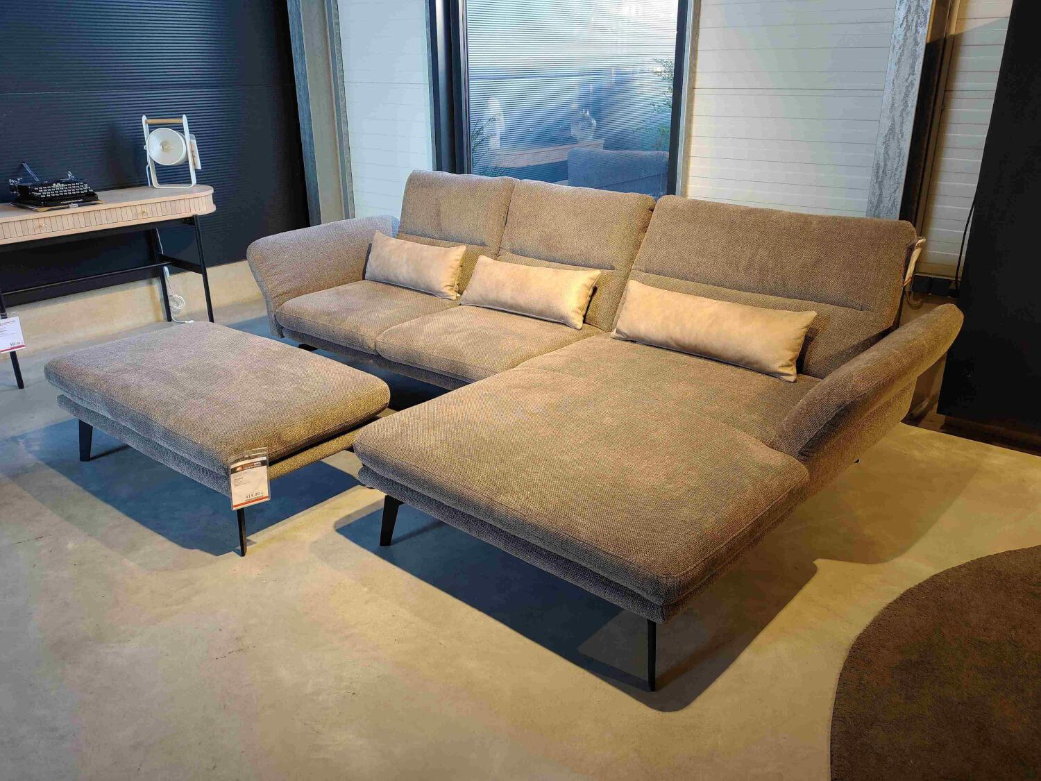 DFM - Eckgarnitur Alexander Comfort Republic Stoff Lora 12 Taupe Füße Metall Schwarz Mit Hocker - 9