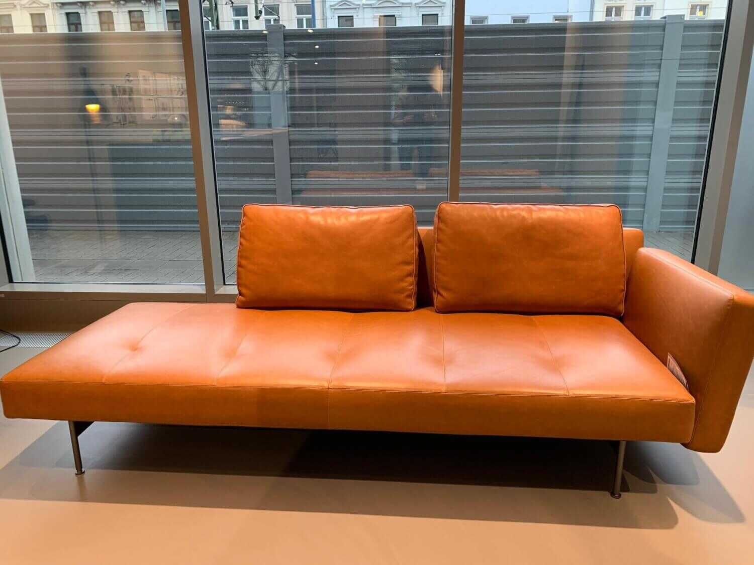 bb-italia-sofa-sake-leder-kora-cognac-gestell-hartzzinn-mit-kissen-5a79c5e0f8f0dQjqOiMjJ1eWx B&B Italia - Sofa Sake Leder Kora Cognac Gestell Hartzzinn mit Kissen - 1