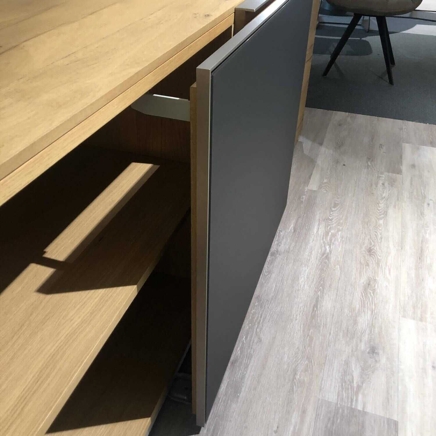 voglauer-sideboard-v-alpin-eiche-altholz-mit-colorglas-schiebet-C3-BCr-anthrazit-e1e2279e312e Voglauer - Sideboard V-Alpin Eiche Altholz mit Colorglas Schiebetür Anthrazit - 6