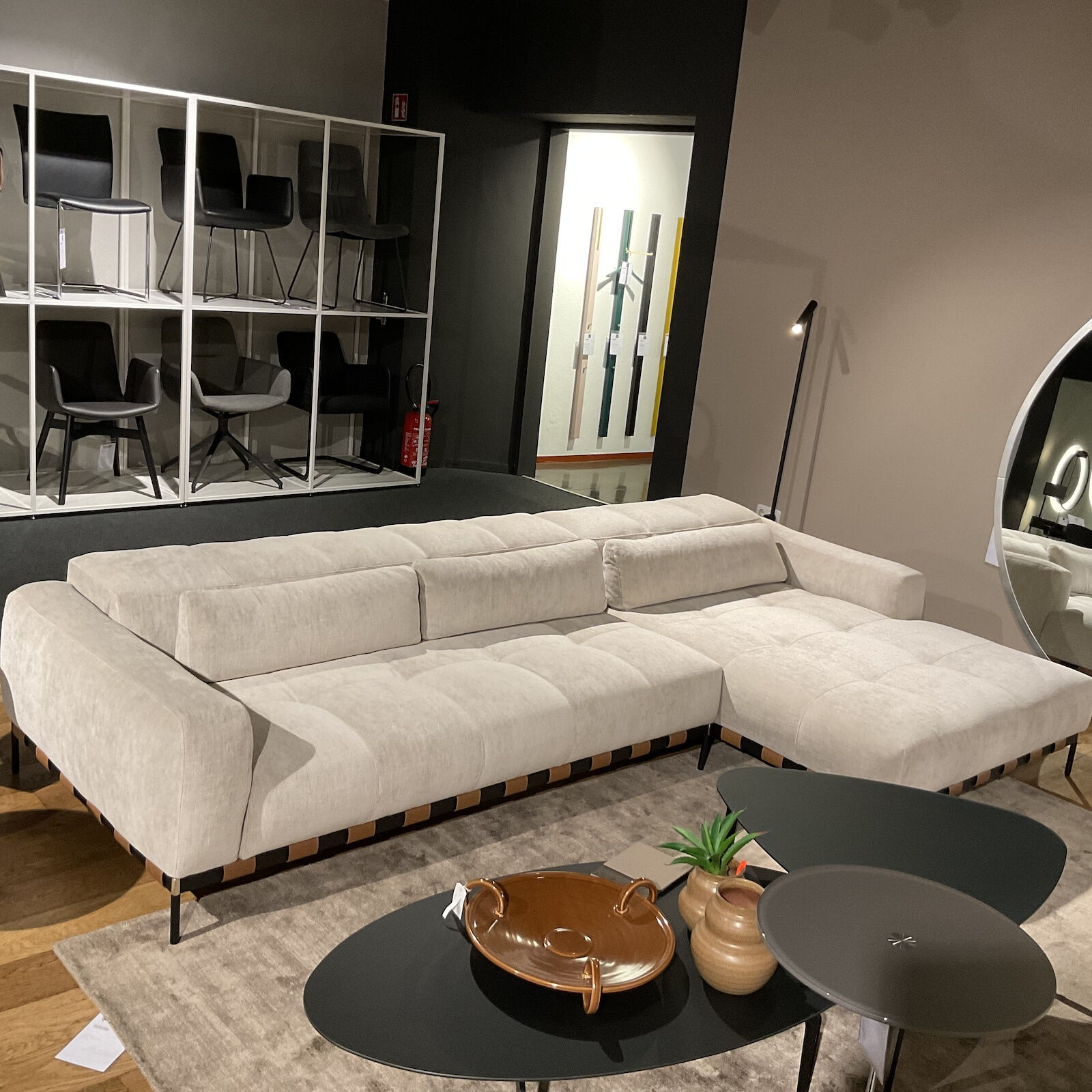 Cierre - Ecksofa Oscar Stoff 2 Ollin 101 Hellgrau Beige Sockel Metall Schwarz Lackiert Füße Chrom Gold - 6