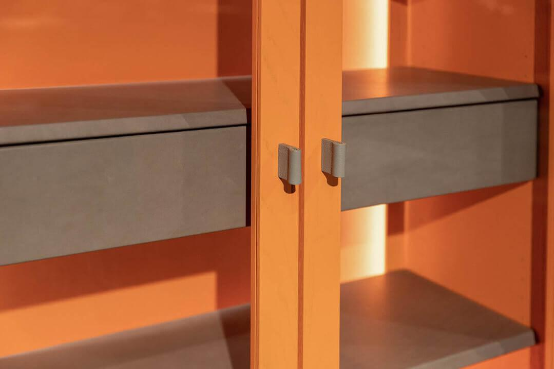 Vitrine Hampton Eiche Pantone Orange Türen Klarglas Inklusive Beleuchtung