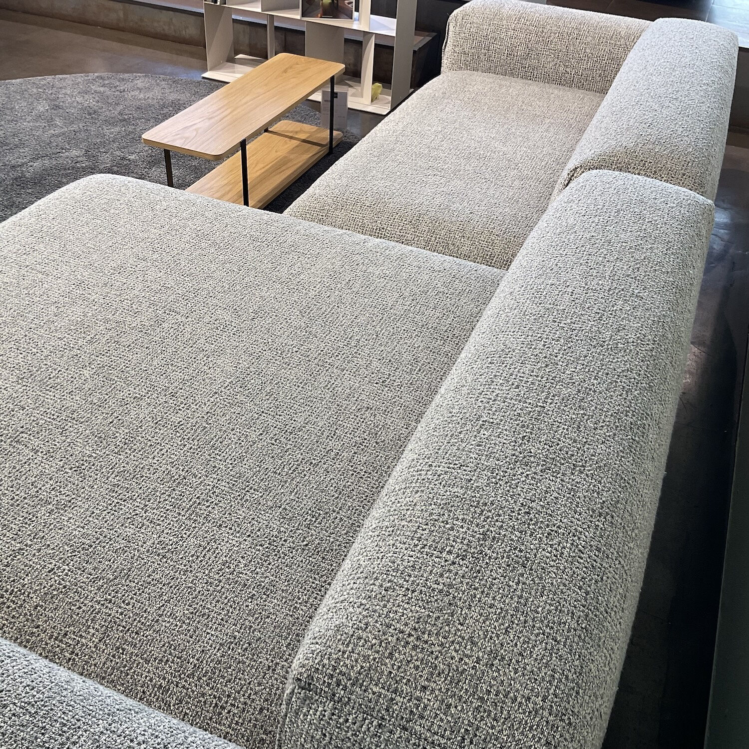 Casamobile Living - Ecksofa Padua aus Stoff Storm 2 Light Grey Grau Füße Schwarz Inklusive Beistelltisch - 3