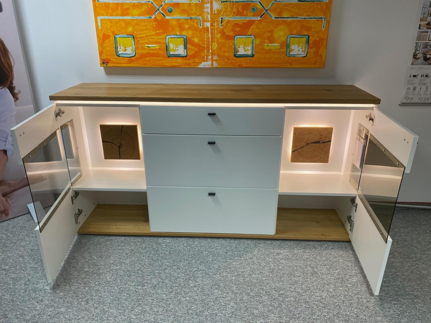 MCA Furniture - Sideboard Matadi Weiß Lackiert Absetzung Wildeiche Furniert Geölt mit Beleuchtungspaket - 4
