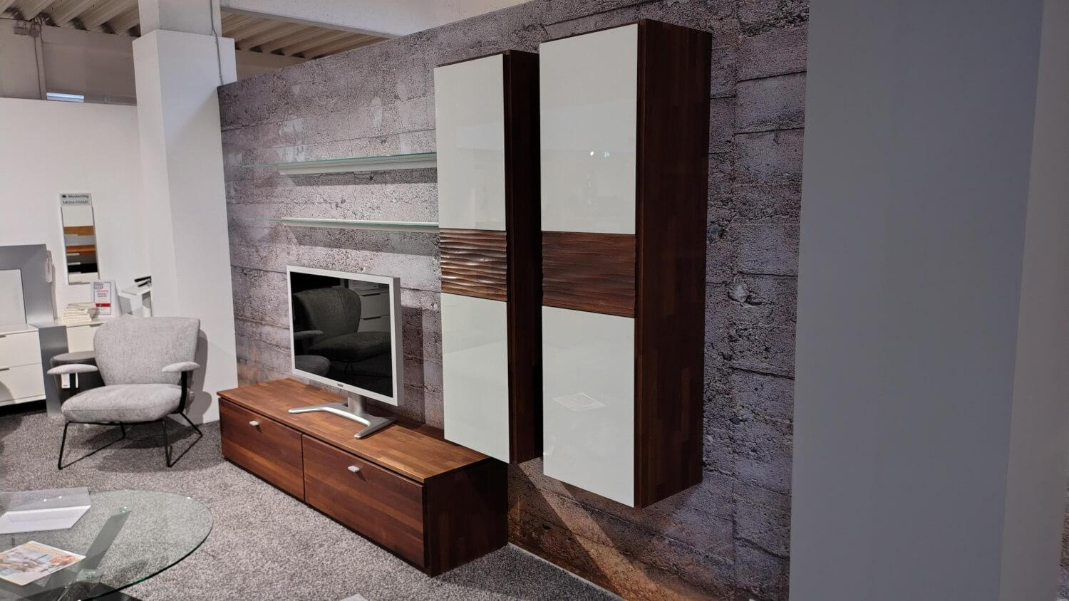 TREND - Wohnwand Trendnatur Walnuss Massiv Geölt Absetzung Klarglas Weiß 9010 - 4