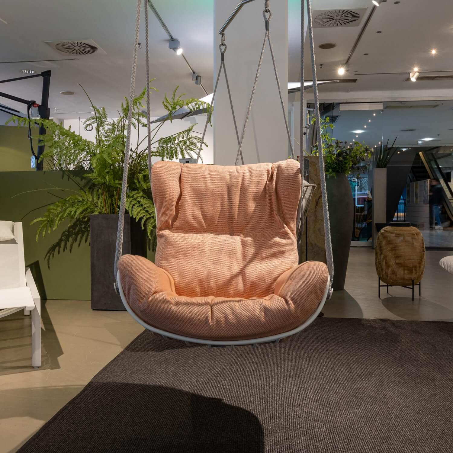 Freifrau - Swing Seat Leyasol Wingback OutSwing Seat Leyasol Wingback Outdoor Bezug Stoff Lopi Tangerine Orange Gestell Verkehrsweiß Grauweiß door Gestell Grauweiß Stoff Lopi Tangerine Orange - 2
