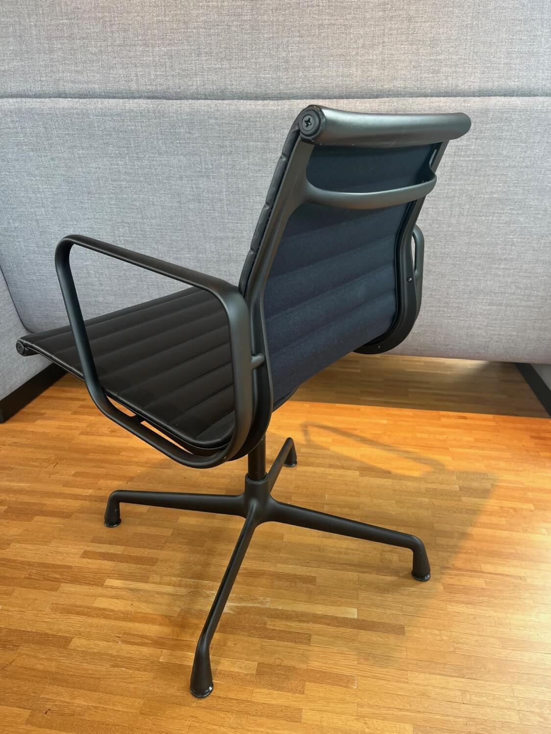 Vitra - Stuhl EA108 Leder Hopsak Premium Nero Schwarz Gestell Aluminium Schwarz Pulverbeschichtet - 3