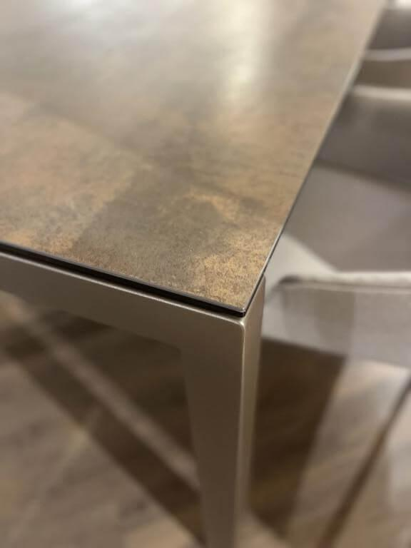 Mobliberica - Essgruppe Tisch Julia Cool Cermamic Keramik Dunkelbraun Stuhl Kedua Stoff CO12 Beige Gestell Dunkelbraun - 4