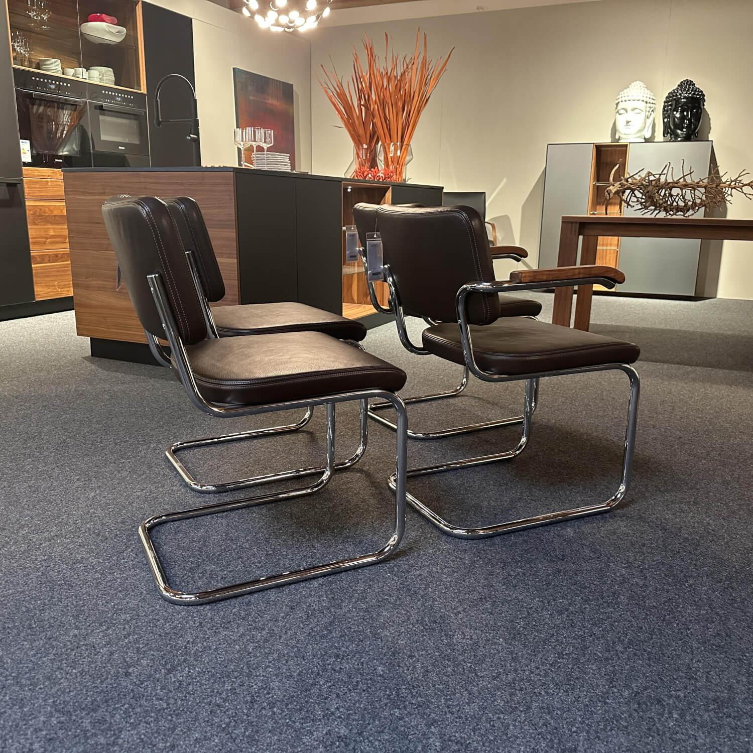 Thonet - 4er-Set Polsterstuhl S32/ 64PV 2x Mit Armlehne, 2x Ohne Armlehne Nappaleder 3 Dunkelbraun Armauflage Nussbaum Geölt Gestell Chrom - 2