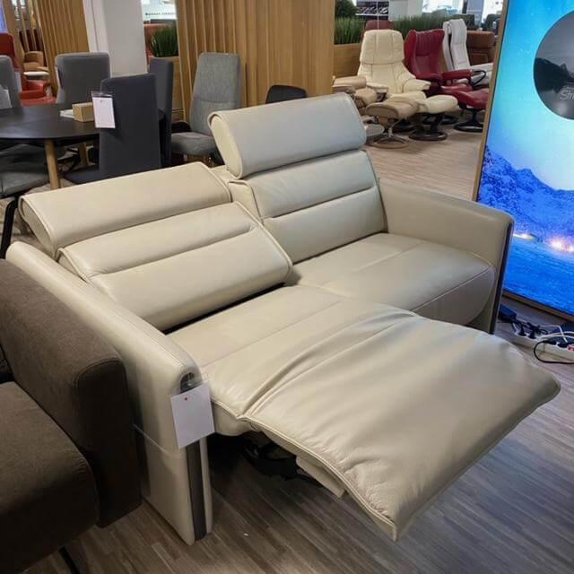 Sofa 2-Sitzer Emily Leder Cori Fog Holz Grey mit 2 elektrischen Relaxverstellung 2 elektrische Kopfteile
