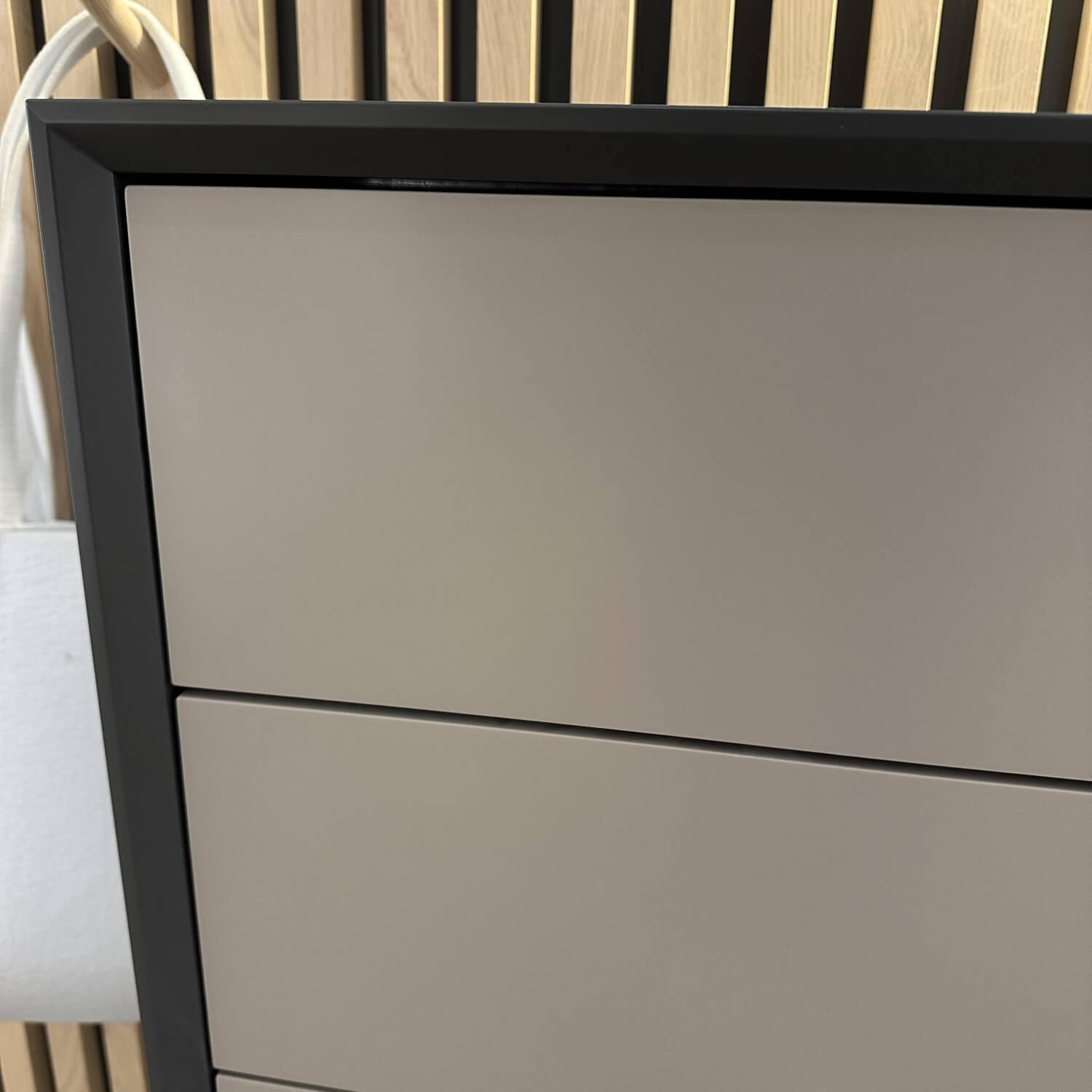 Sudbrock - Garderobe Diele Modo 19 Lack Quarz 437 Grau Lamellen Eiche Milk Astig 155 Grau Schubkästen Terra 408 Grau Inklusive Spiegel Und LED Beleuchtung Und Trafo - 3