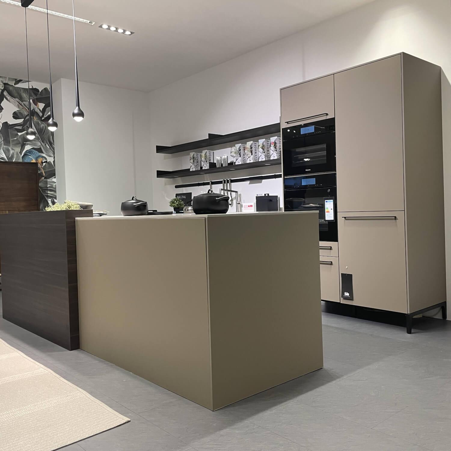 Siematic - Küche Urban SC 45 Front SimiLaque Muskat Samtmatt Beige Grau Absetzung Holzdekor Larix Terra Dunkelbraun Arbeitsplatte Keramik Betonoptik Grau Inklusive Elektrogeräte - 4