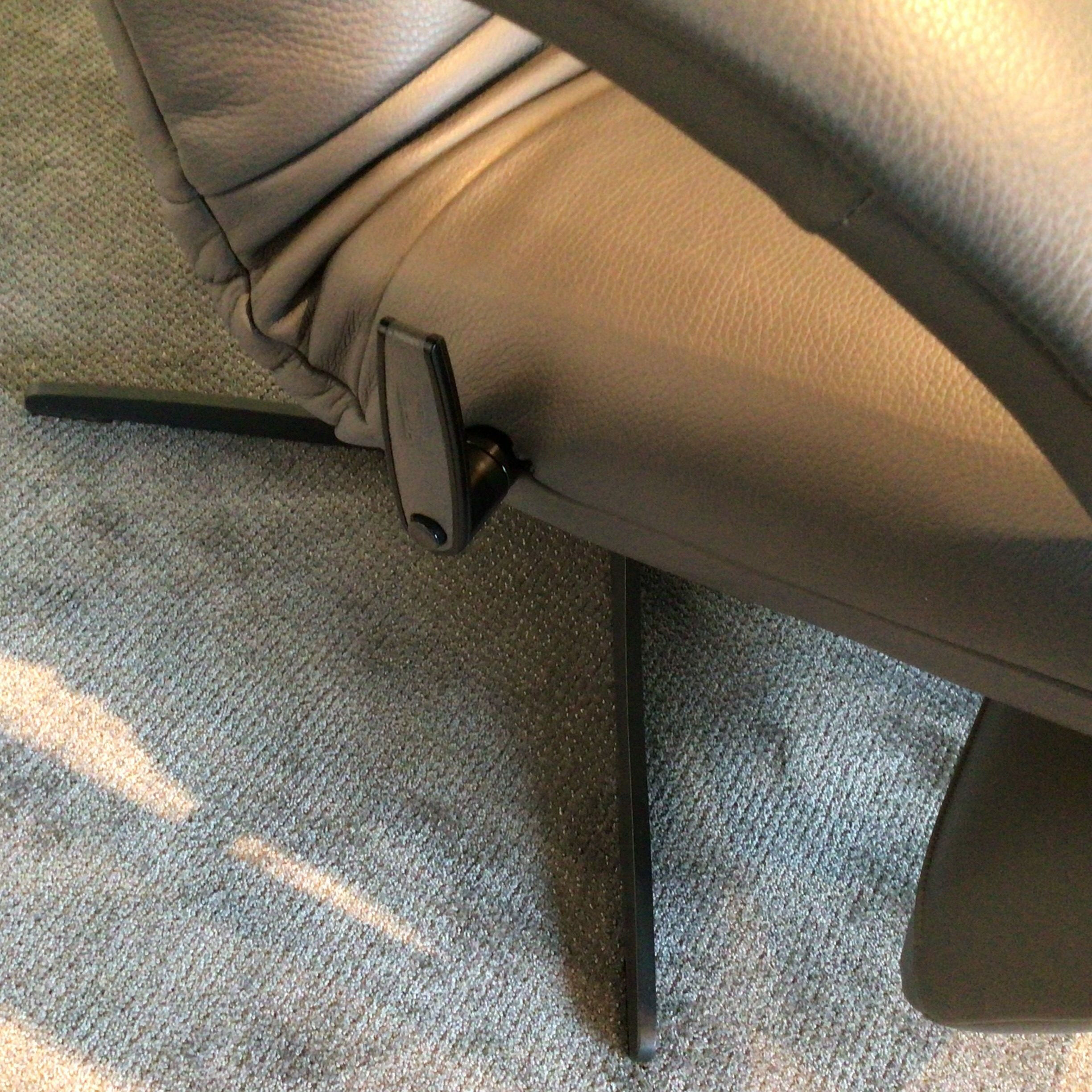 Jori - Relaxsessel Yoga Mono Move Medi Leder Celia Smoke Grau Braun Gestell 4-Sternfuß Metall Gewellt Schwarz Lackiert inkl. Manueller Verstellung - 4