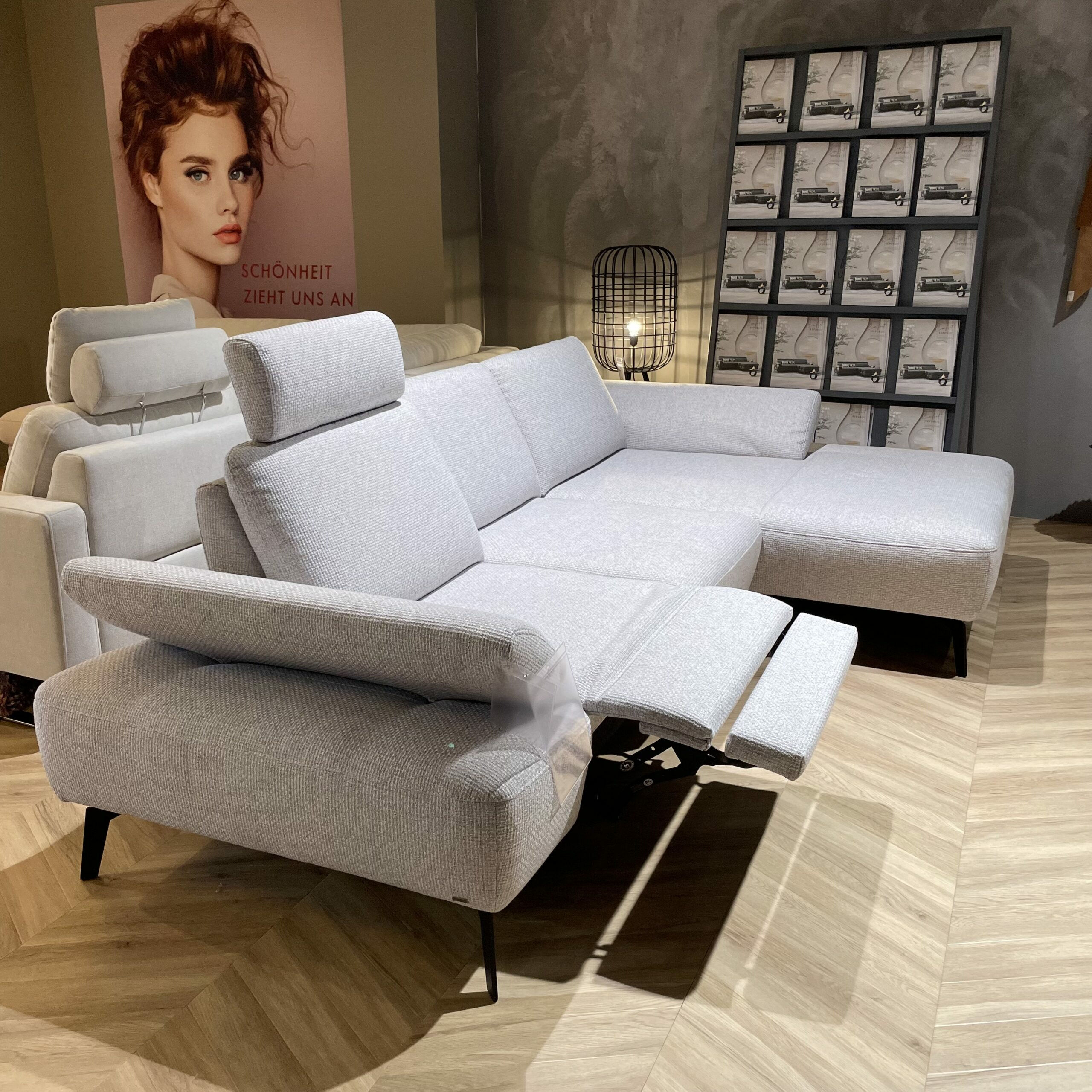 DFM - Ecksofa Theodor Stoff Catona Beige mit motorischer Verstellung und 1 Kopfstütze - 4