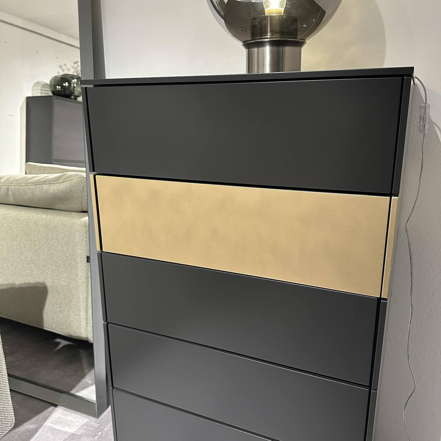 Contur - Kommode 3900 Lack 436 Cosmos Schwarz Lack Gold Mit Pushbeschlag - 4