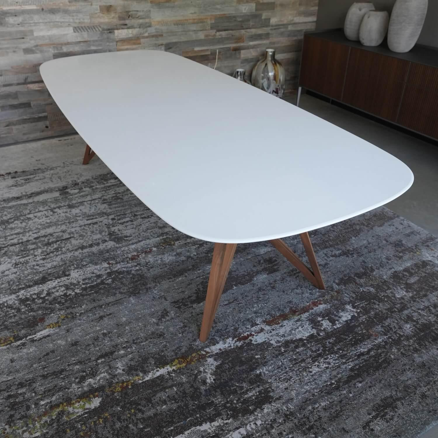 Walter Knoll - Tisch Seito Quarzstein Weiß Gestell Holz Nussbaum Mit Splitanteil Geölt Bootsförmig - 5