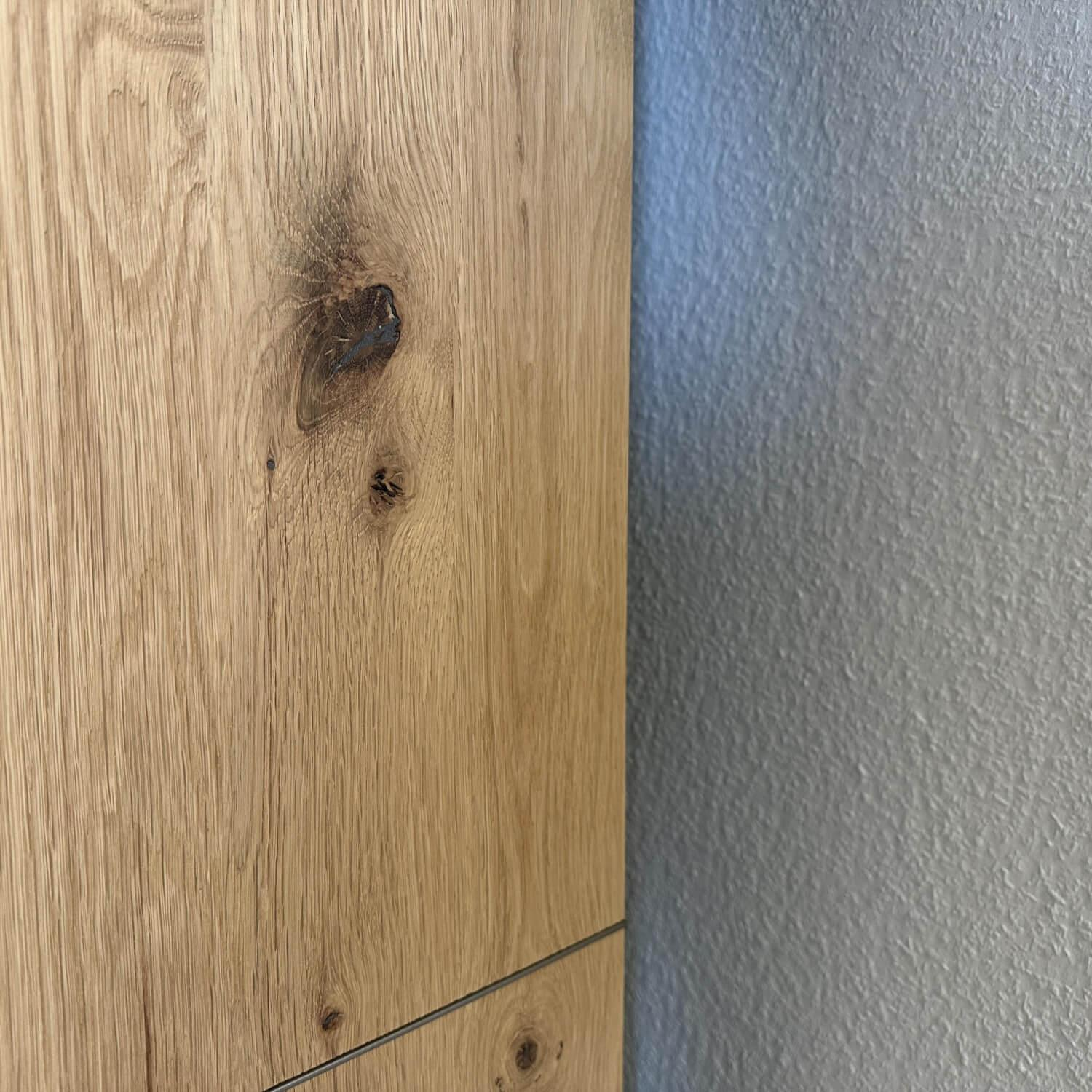 Thielemeyer - Schlafzimmer Milo Wildeiche Massiv Gebürstet Lack Graphit Akzent Naturstein Grau Füße Metall Titan Grau Mit Beleuchtung - 3