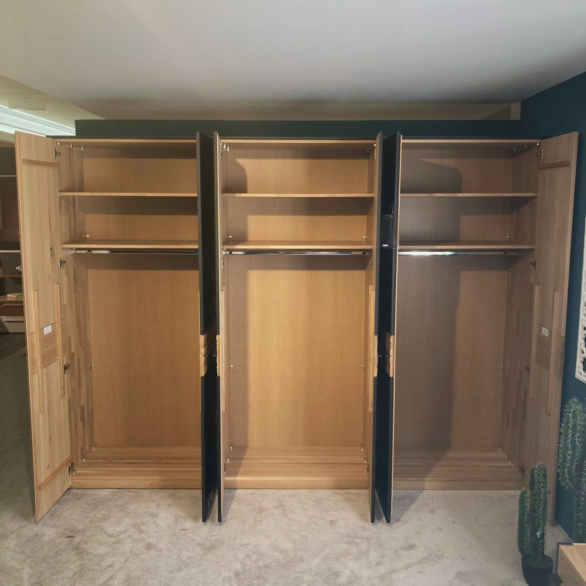 Thielemeyer - Schlafzimmer Tiana Eiche Spaltholz Metall Eisenglimmer Lackiert Anthrazit Mit Bett Nachtkommoden Und Kleiderschrank Ohne Matratze Ohne Lattenrost - 3