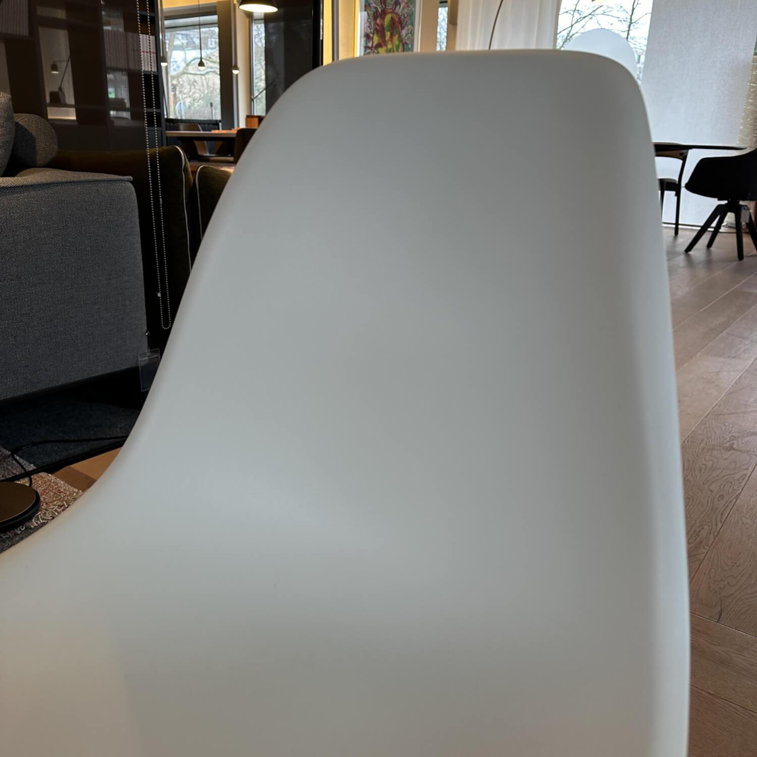 Stuhl Eames Plastic Chair Weiße Schale Ahorn Gestell Braun