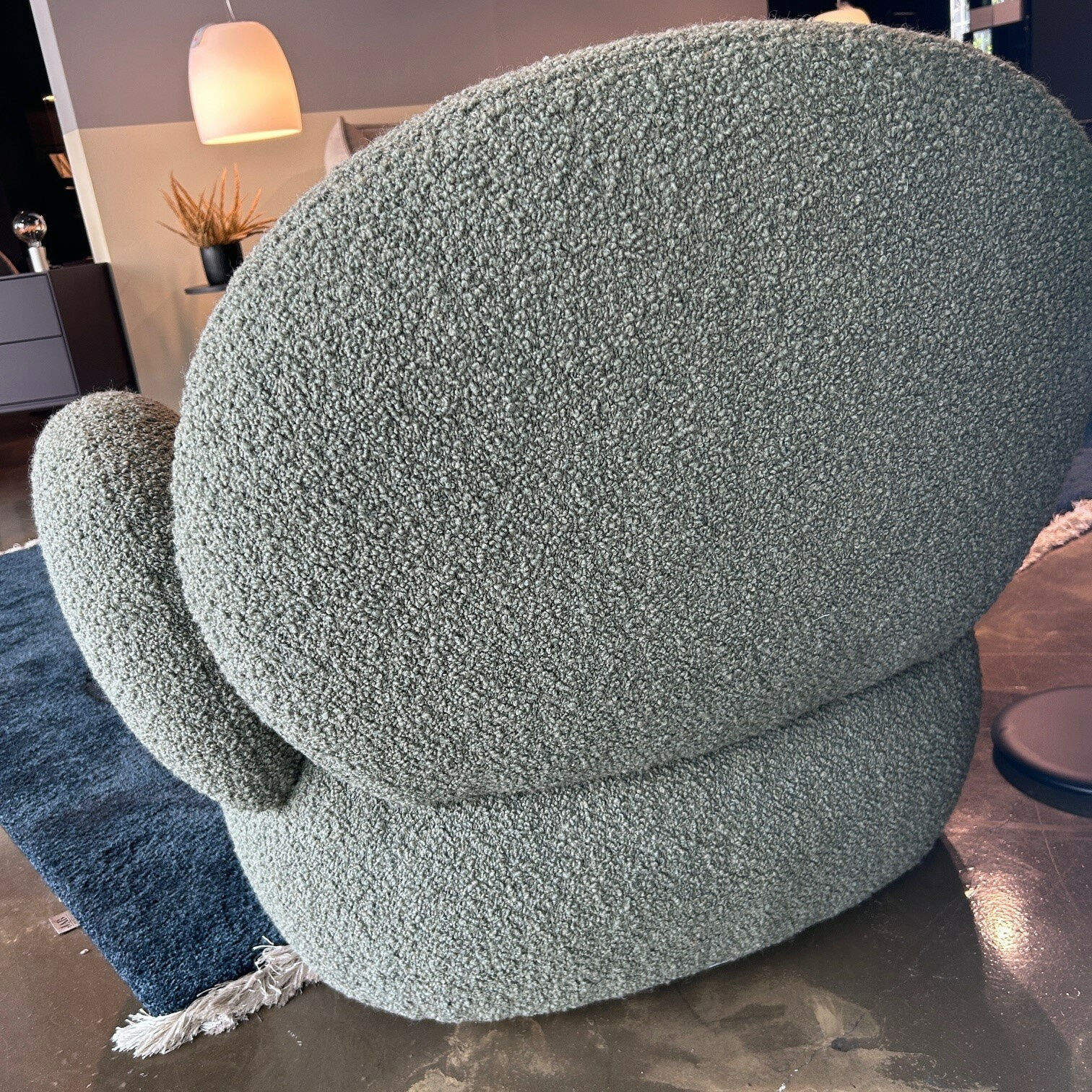 Freifrau - Loveseat Nana Stoff Nimbus Boucle Loden mit Hocker - 3