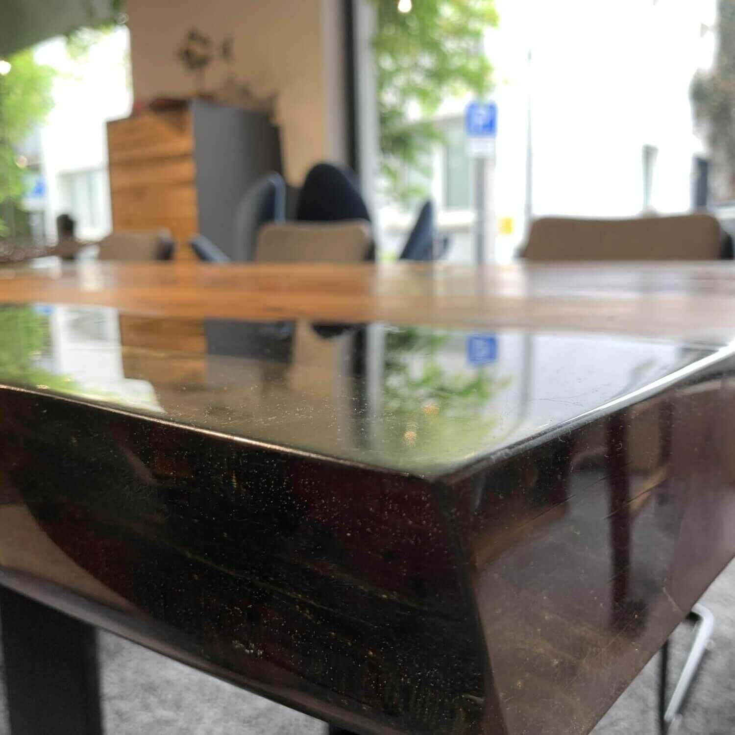 Tisch Kauri Holz Epoxidharz Gestell Schwarz