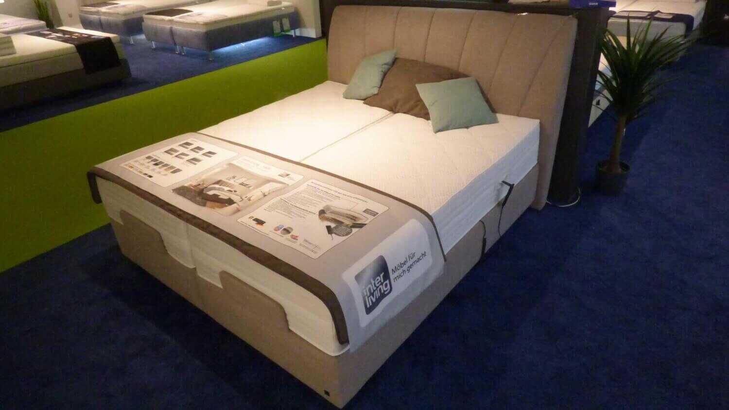 Bett 1405 Stoff Enjoy 3 Taupe Füße Metall Verchromt mit Matratzen, Tagesdecke und Zierkissen