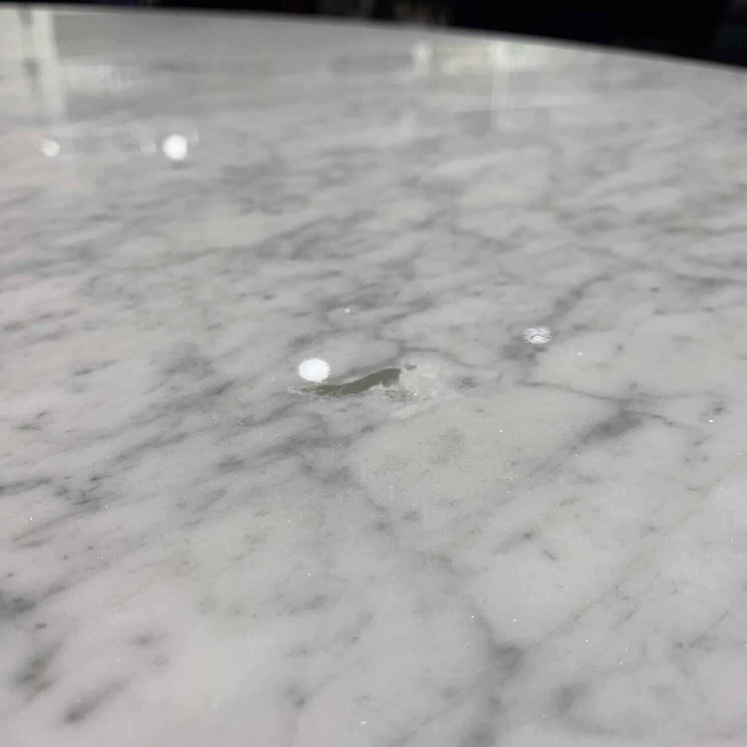 Saarinen Tisch Marmor Statuarietto Weiß-Grau Glänzend mit leichten Gebrauchsspuren