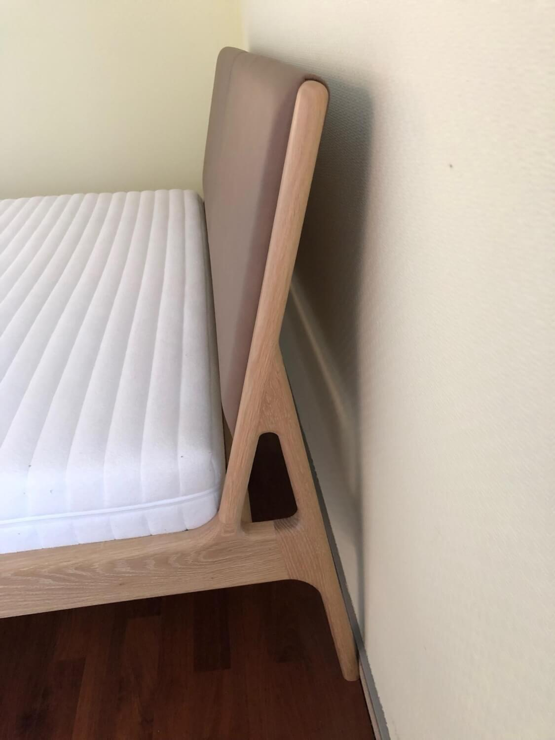 Gazzda - Doppelbett Fawn Eiche Massiv Weiß Geölt Kopfteil Bezug Leder ohne Lattenrost ohne Matratze - 3