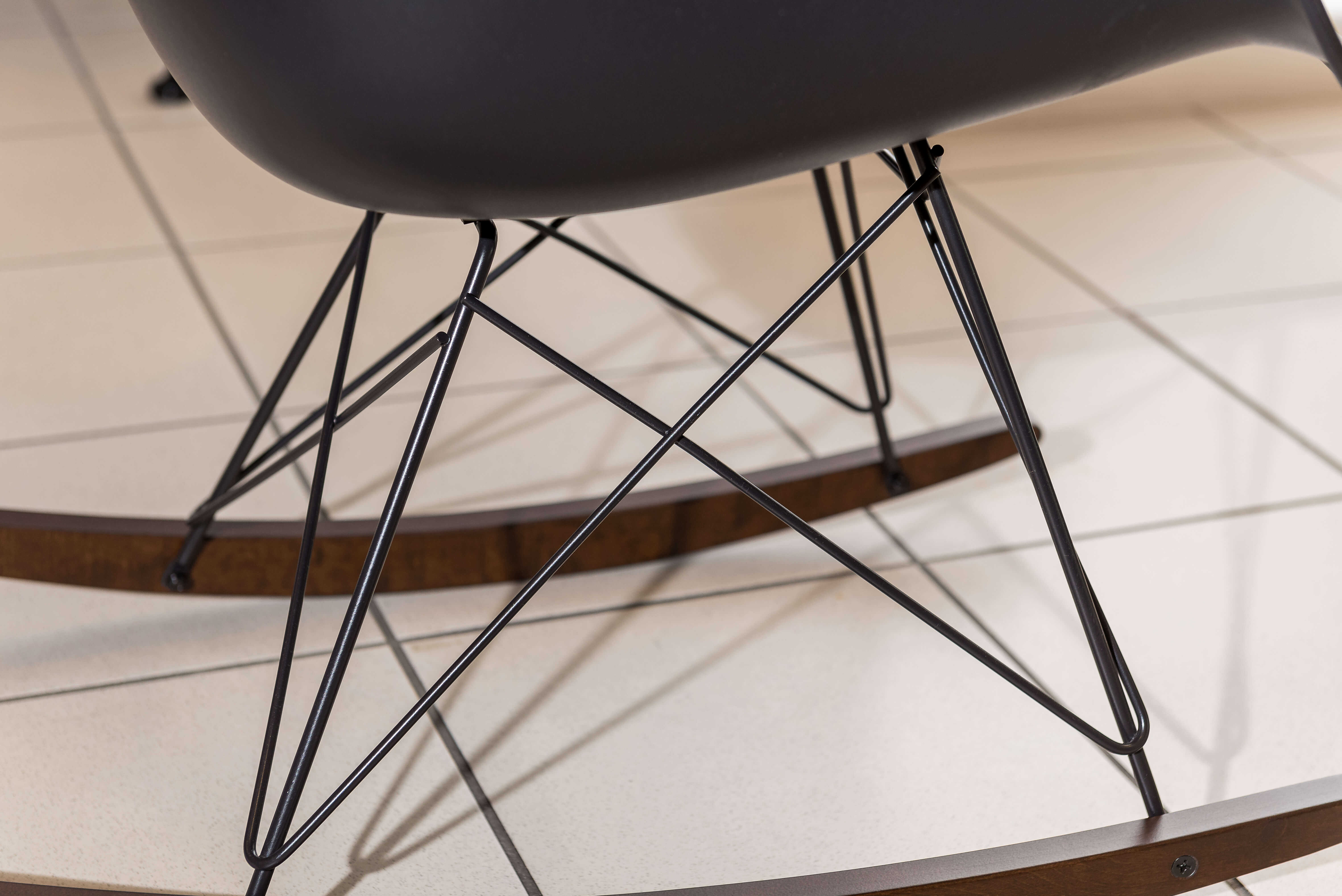 Vitra - Schaukelstuhl Eames Plastic Armchair RAR in Dunkelgrau - 2