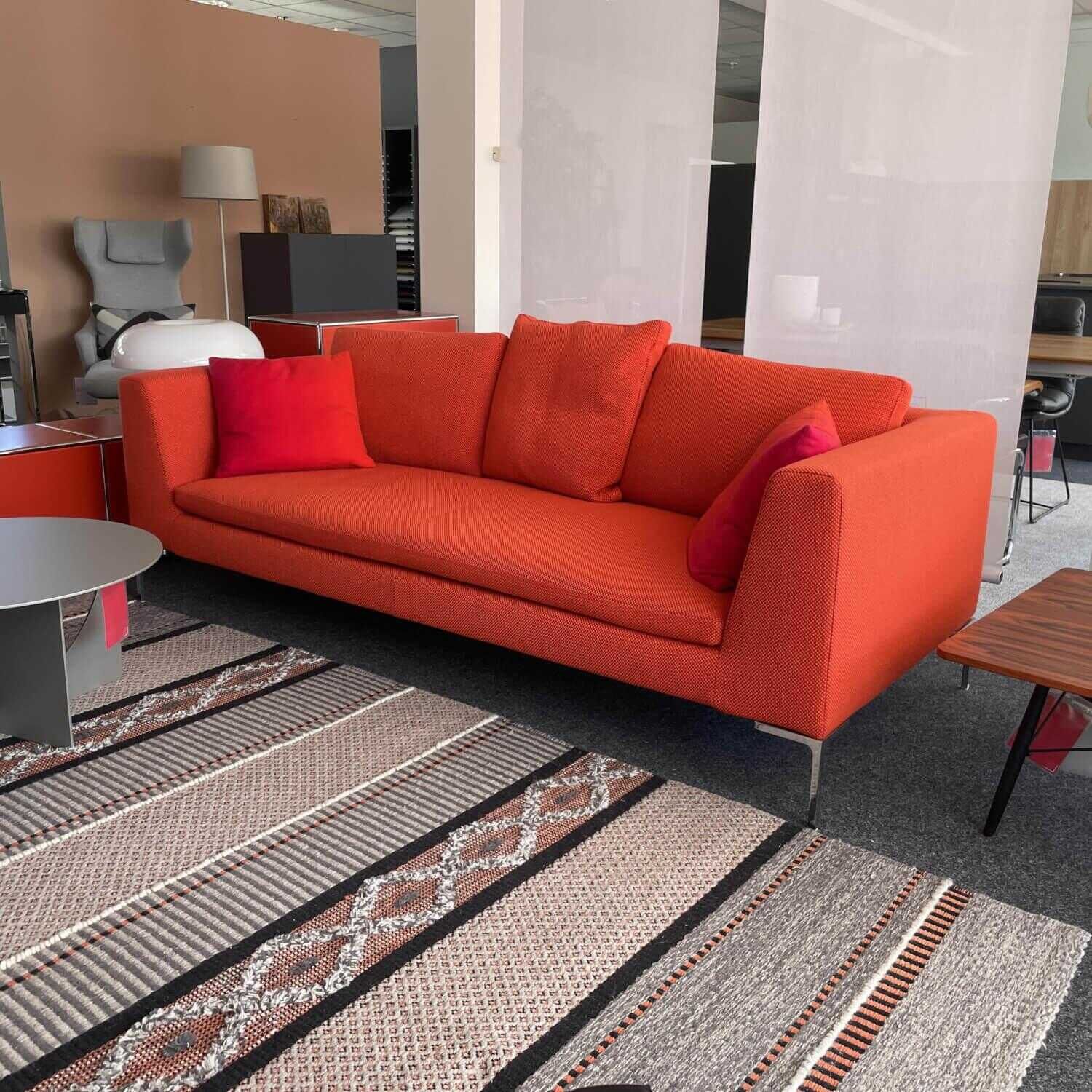 Sofa Modell Charles 20CH228 Stoff Fabric Degrade Orange Rot Füße Alu Glänzend Poliert