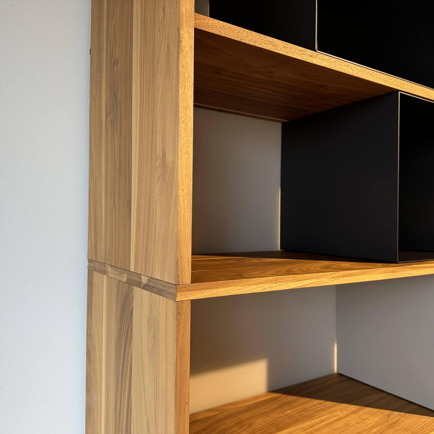 Rodam - Schrankwand Pares 722500 Nuss Splint Mit Hartwachssiegel Rückwand Glas Dunkelgrau Mit Beleuchtung - 3