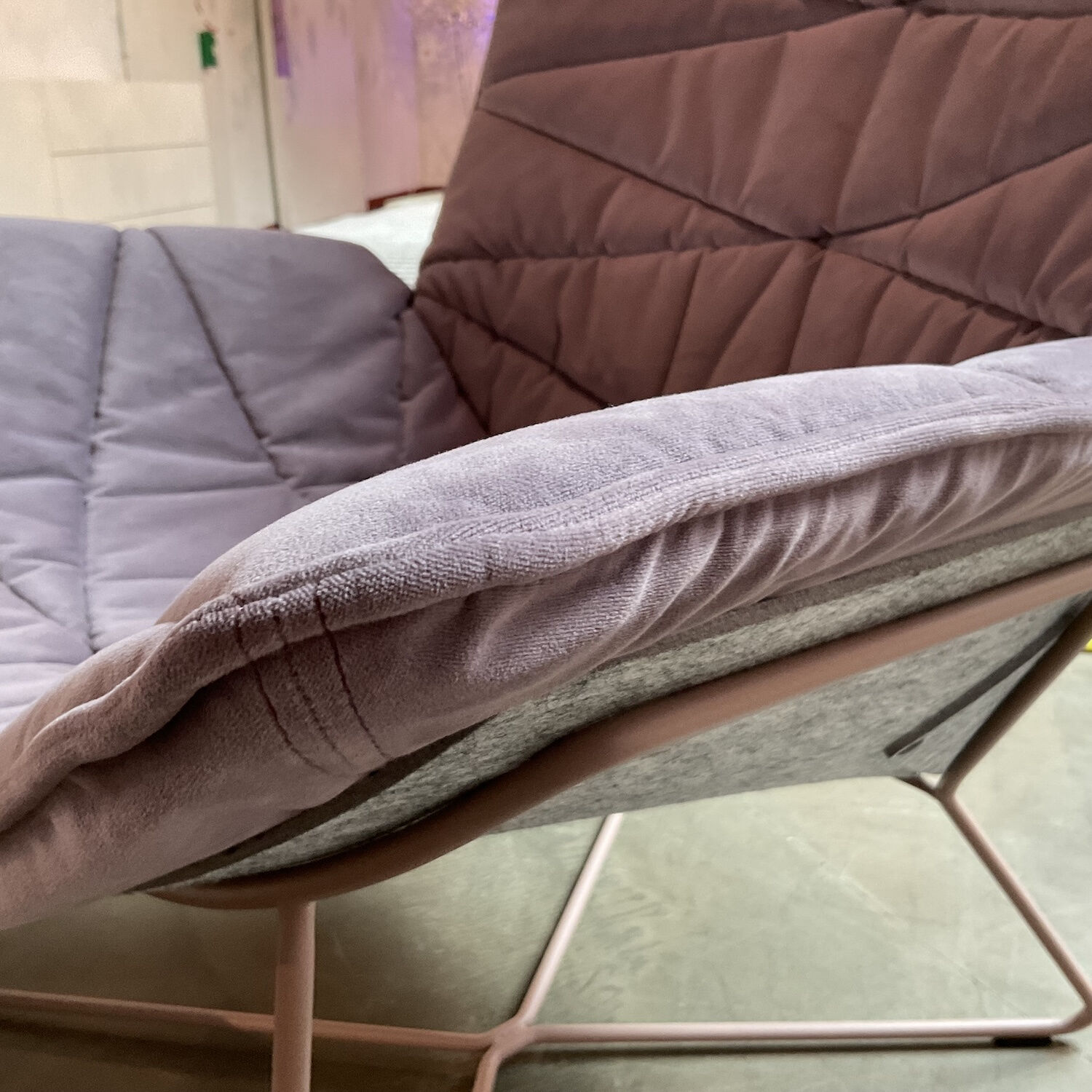 KFF - Loungesessel Nest Pure Stoff Seven 71 Lavendel Violett Schale Formflies Grau Gestell Rose Inklusive Hocker  - 3