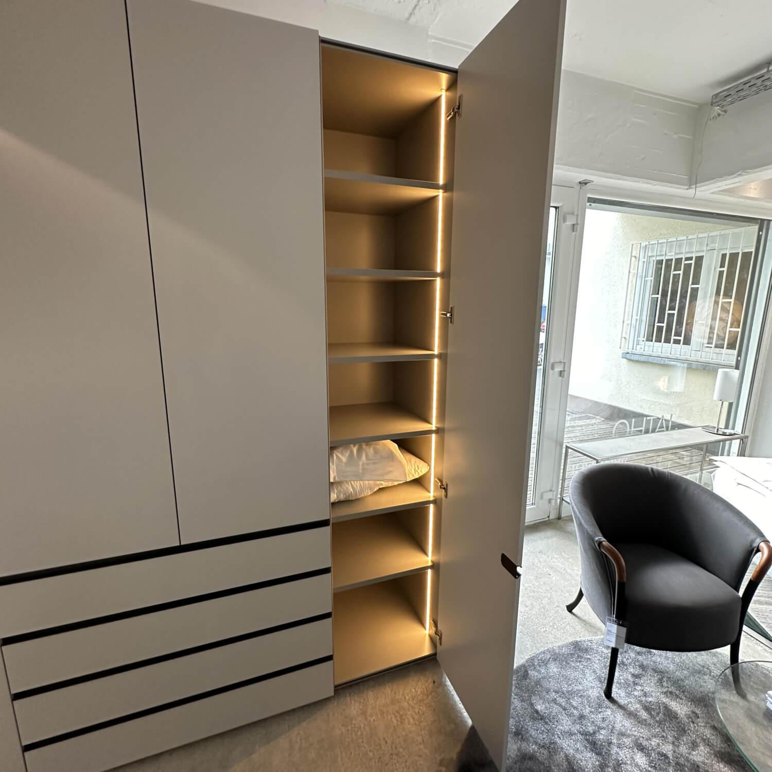 Interlübke - Kleiderschrank Collect Außen Lack Greige M08 Matt Weiß Grau Innen Lack Muschel M23 Matt Beige Grau Mit Beleuchtung - 7