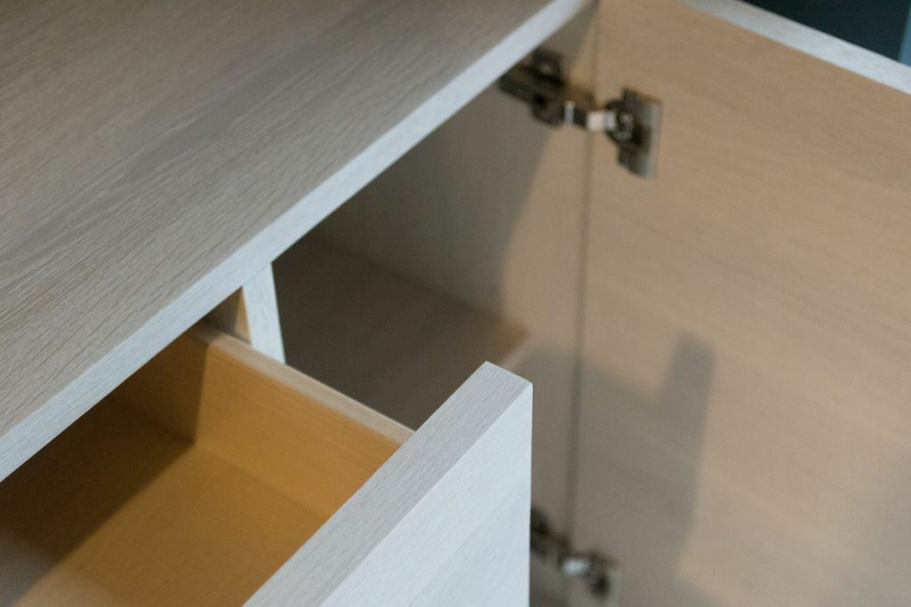 Zeitraum - Sideboard Side Baby Atelier Eiche massiv Korpus Eiche Kalk Gebeizt Füße Zinkgelb Lackiert - 3