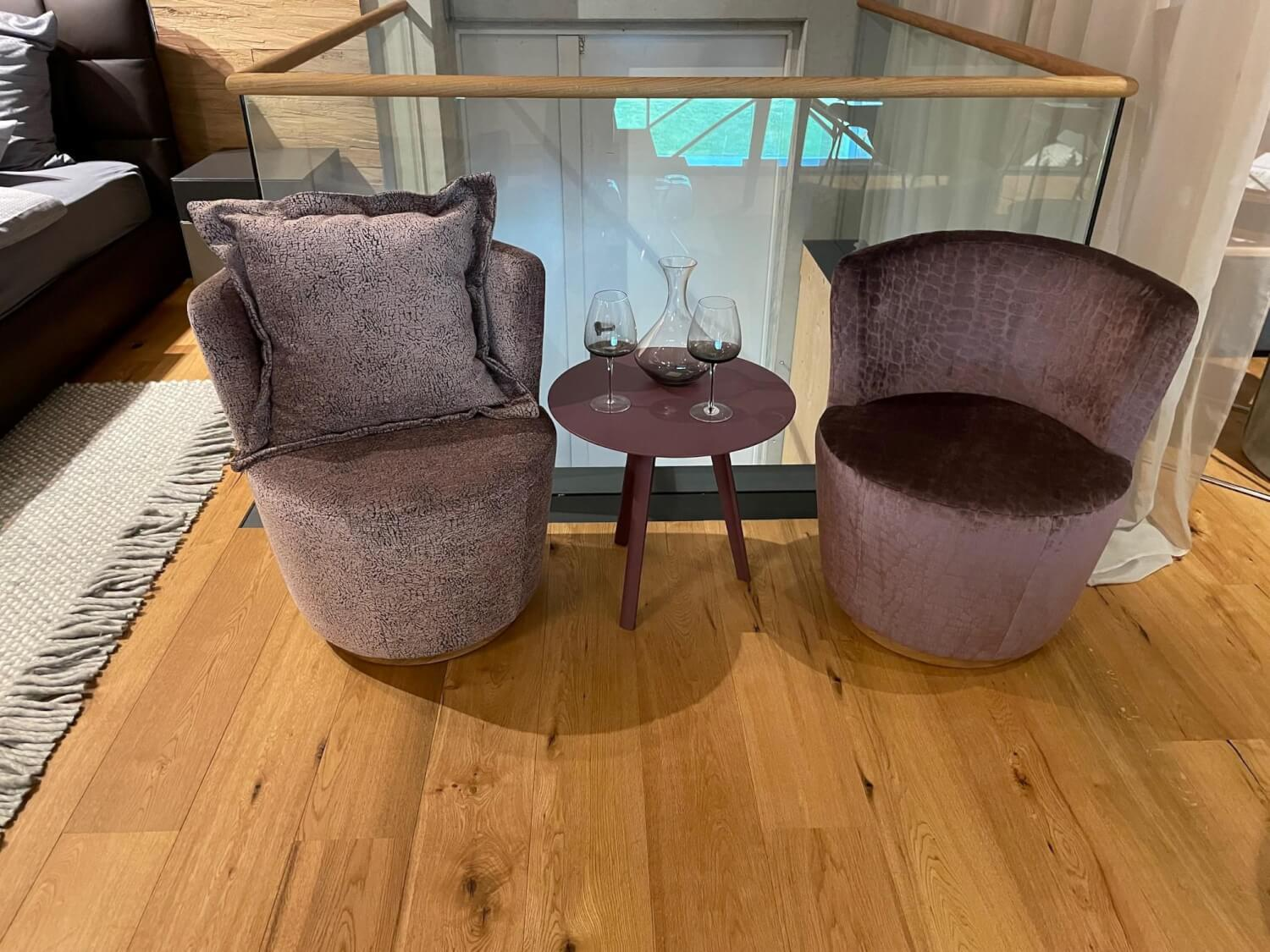 Sessel Malia Lounge Chair Stoff JAB Croco Violett Sockel Natur Geölt